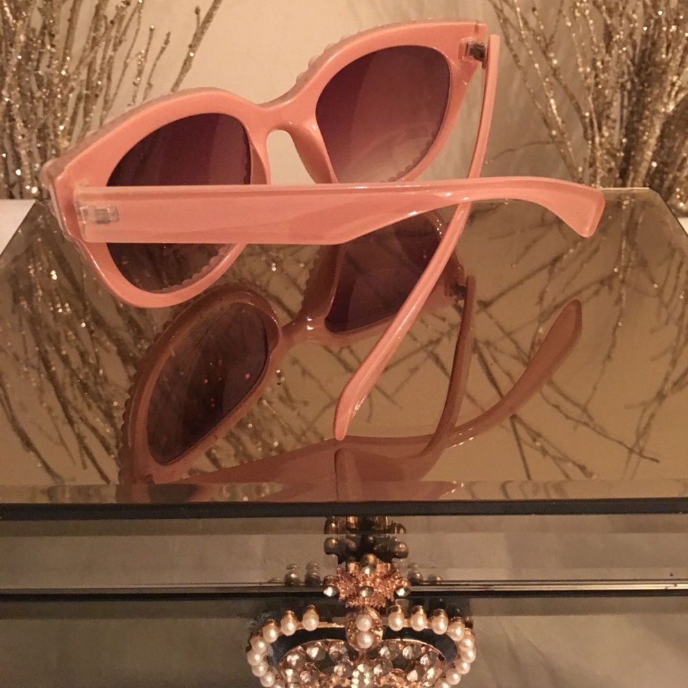 Light Pink Pearl Sunglasses☀️☀️ - Picture 2 of 3